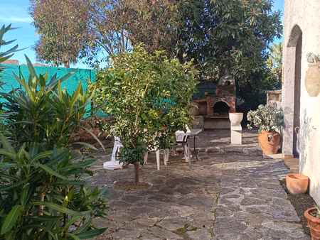 l'appartement 2 pièces est situé en rez-de-jardin et dispose