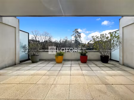 appartement t2 avec terrasse de 30m2 et garage dans immeuble récent