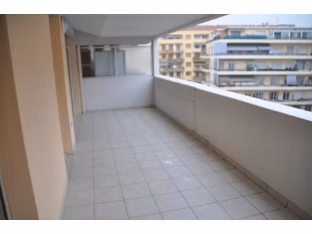 2p + terrasse et parkings