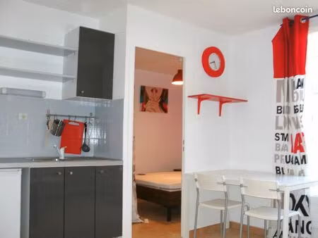 t2 meublé à l'année avec terrasse et parking