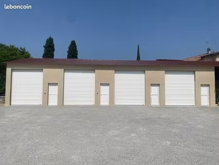 box de 72m² avec mezzanine (eau + élec inclus) à louer dans un espace fermée