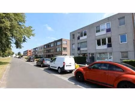 vernieuwd 2-slaapkamerappartement met terras te huur in s...