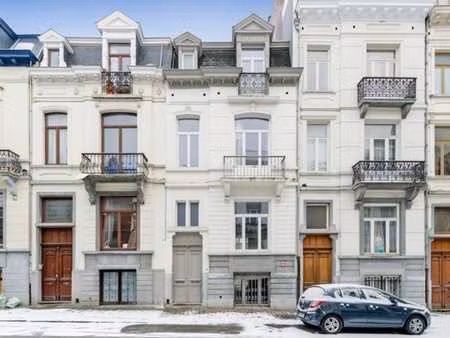 quartier européen  ravissante maison  +/- 1 are 65 sud