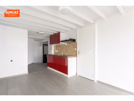 saint-pierre centre ville - appt t2 en duplex de 38 m² - loyer 784 00 € cc - disponible le