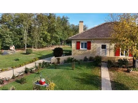 propriété rénovée  à deux pas du village avec commerces et