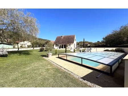 superbe propriété individuelle de trois chambres et deux salle