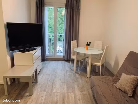 joli studio calme et bien exposé