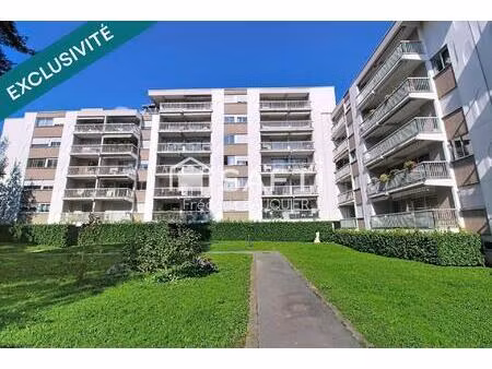 appartement de type 5 d'environ 104m² avec balcon.