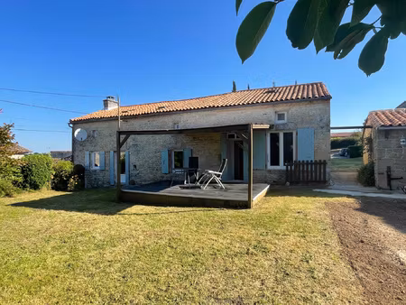 belle maison en pierres avec jardin