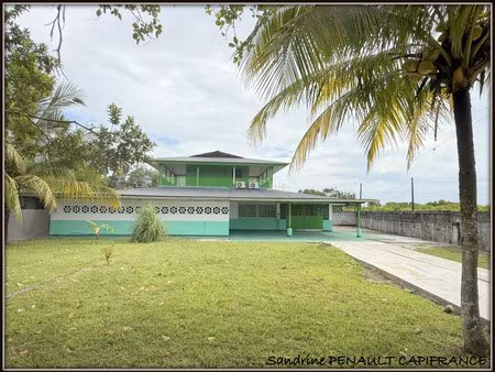 a vendre a kourou au pk9 (guyane francaise) une belle maison t5 (r+1) de 219 m² et trois a