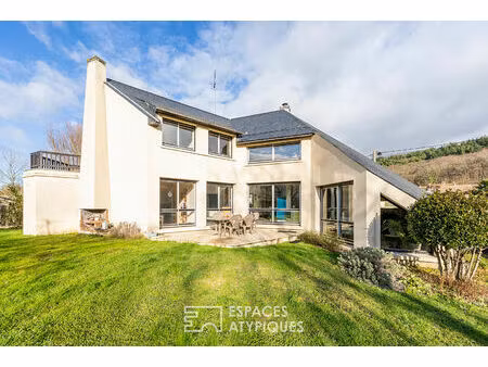 la maison à l'architecture atypique avec jardin
