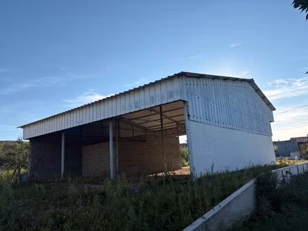 terrain de 2 200 m2 sur 1 000 m2 constructible dont hangar