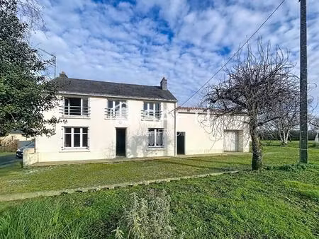 au calme  maison lumineuse offrant un beau potentiel d'extension !