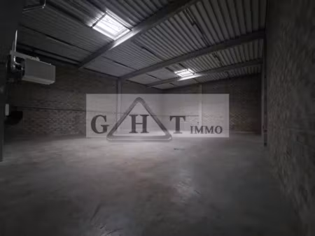 a louer 624 m² entrepot et bureaux a stains
