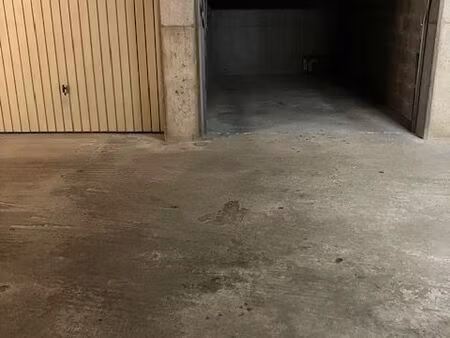 loue 1 garage-box sécurisé nantes centre