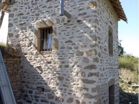 bâtisse en pierre en pleine nature