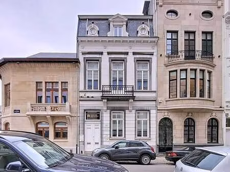 elégante maison de maître dans un quartier prisé de bruxelle