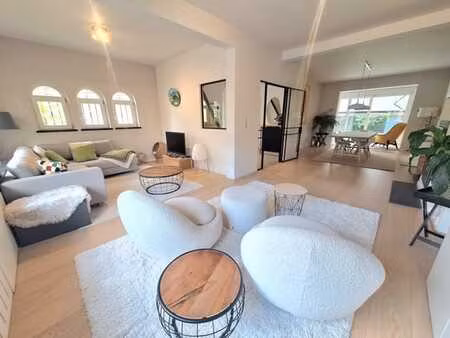 quartier résidentiel et à proximité de la place dumon (métro