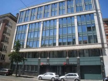 bureaux aménagés dans un environnement calme et verdoyant