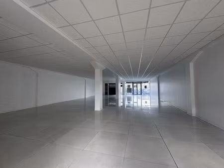 location locaux professionnels 200 m² à baie mahault (97122)  4 640 €