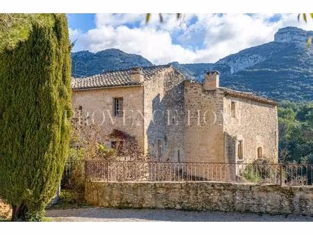 a vendre propriete historique dans un village perché du luberon  provence