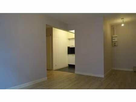 f2 dans bel immeuble calme et sécurisé