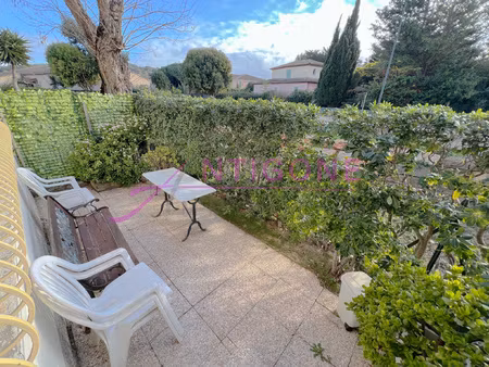 studio cabine avec terrasse et stationnement privatif