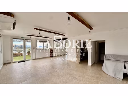 local professionnel à louer visibilité et stationnement