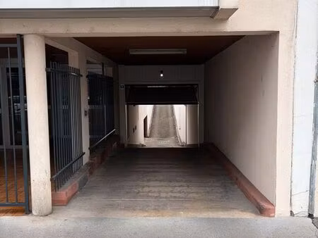 box fermé dans résidence sécurisée