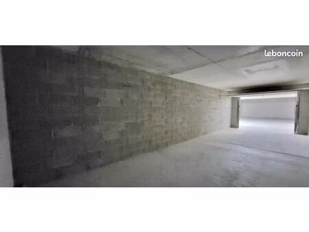 loue grand garage double dans résidence sécurisée à saint laurent du var