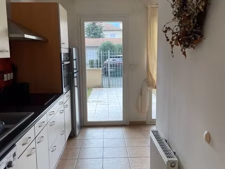 appartement t3 rez-de-jardin avec garage – 72 m² – centre péage-de-roussillon