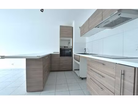location appartement  62.65 m² t-3 à saint-priest  990 €