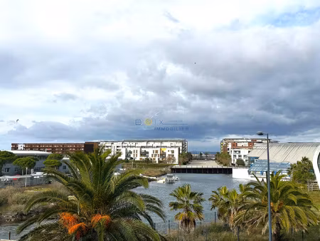 joli studio avec terrasse et parking privé.