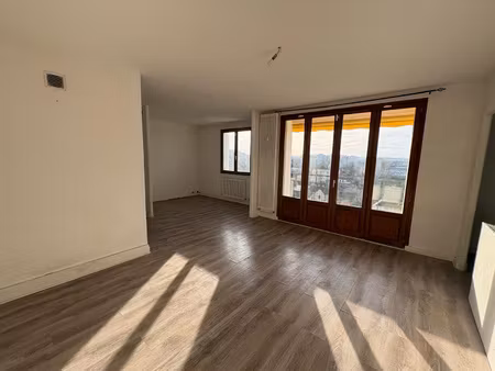 bel appartement t3 avec balcon à 2 pas du cv