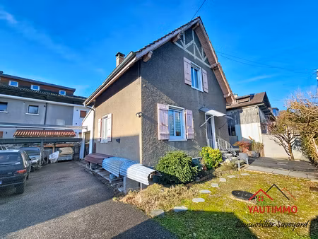 maison individuelle avec garages  atelier et terrain clos à
