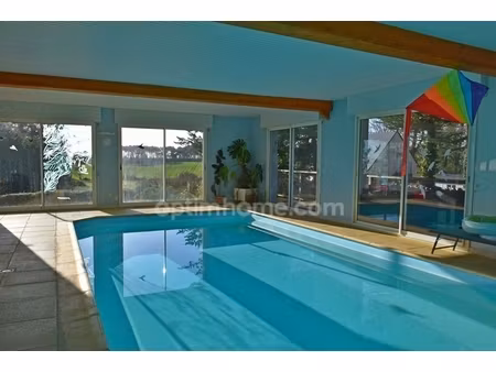 maison familiale de plain-pied avec grande piscine intérieure  aux portes de la gacilly