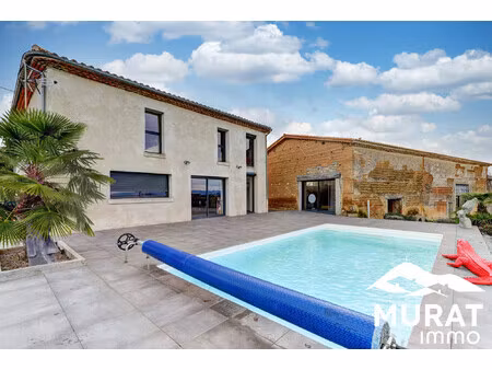 propriété de caractère avec piscine