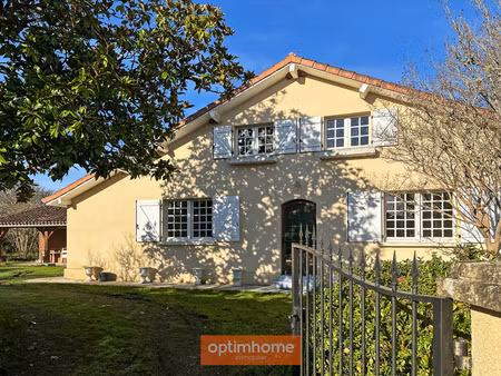 proche cazaubon  charmante maison de village en pierre et colombages  dépendance et jardin