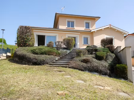 très belle villa  prestations de qualité  à proximité tous c