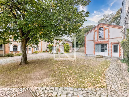 ensemble immobilier au coeur d'un parc en centre-ville