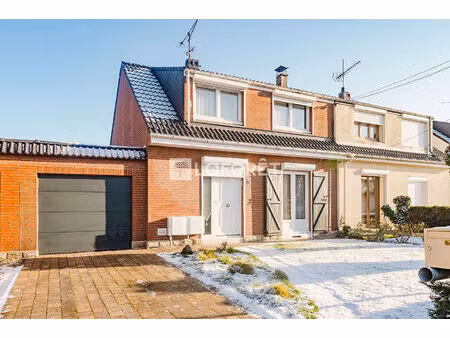 maison semi individuelle retrait de rue en résidence calme et prisée