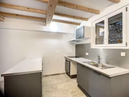 maison de ville d'environ 90 m² avec 3 chambres et une cour