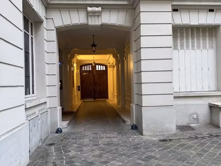 a louer : 236 m2 de bureaux en rdc à paris 8eme (alma marceau)