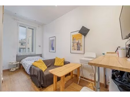 studio meublé / balcon / immeuble privé