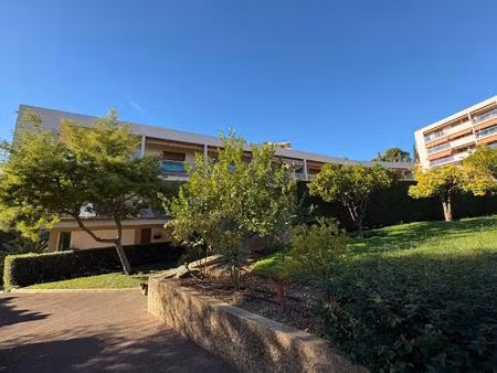 3 pieces de 77m²  terrasses  parking