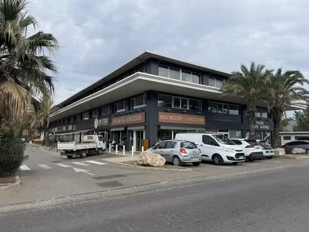 location commerce 1 pièce 35 m² à éguilles (13510)
