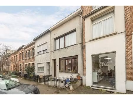 instapklare woning met 2 à 3 slaapkamers en stadskoer