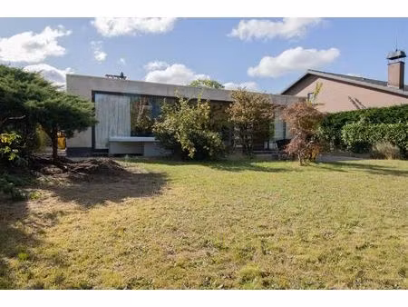 op te frissen open bebouwing met 3 slaapkamers op 694 m²