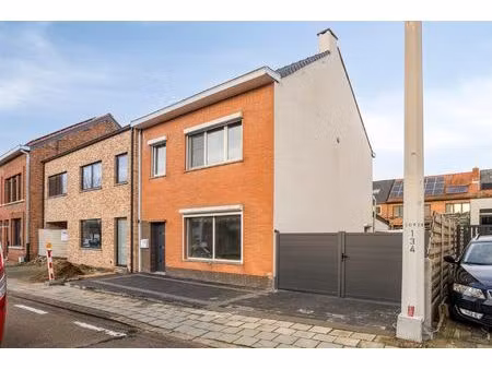 gerenoveerde woning met 3 private parkeerplaatsen en stadstuin in hartje diest