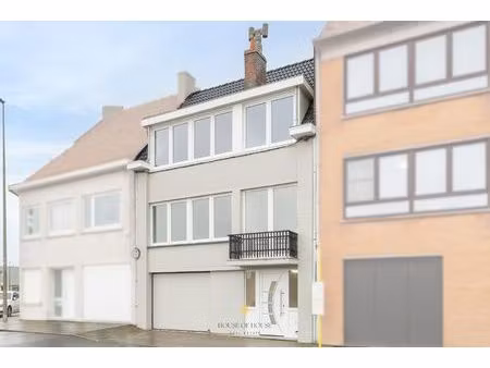 gerenoveerde bel-étage met 3 slaapkamers en ruime garage